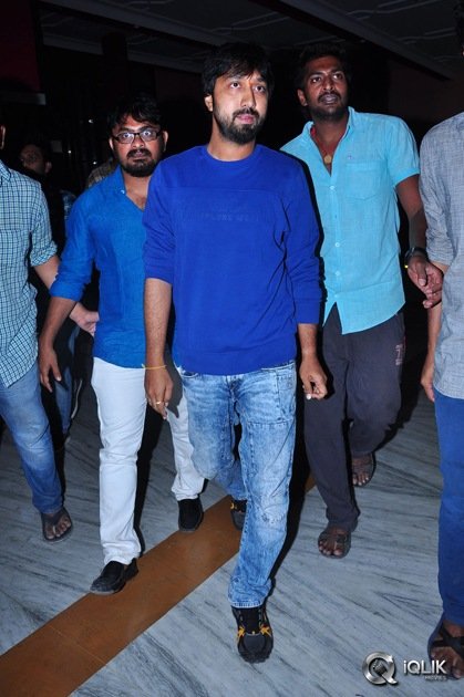 Sardaar-Gabbar-Singh-Movie-Hungama-at-Arjun-Theater